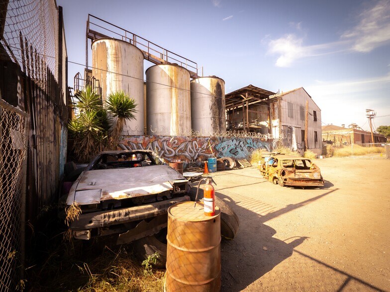 More Photos Of 6000 Avalon Blvd, Los Angeles Warehouse For Lease
