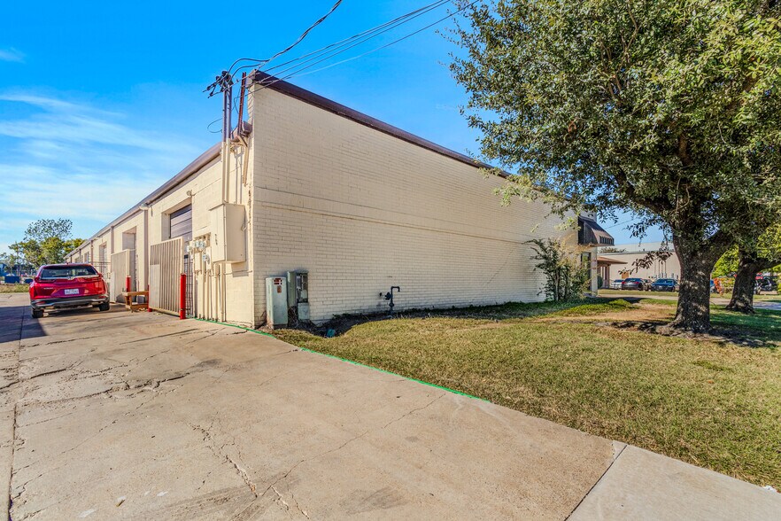 More Photos Of 8160 Moberly Ln, Dallas Light Manufacturing For Lease