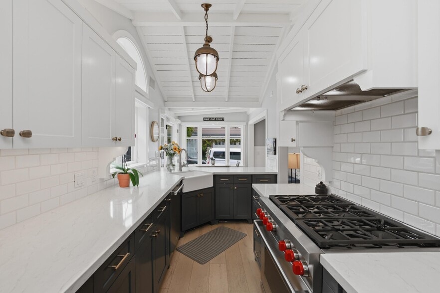More Photos Of 104 Onyx Ave, Newport Beach Specialty For Sale