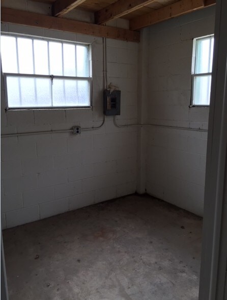 More Photos Of 92 Lewis St, San Antonio Warehouse For Lease