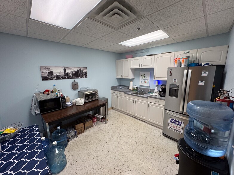 More Photos Of 5975 Shiloh Rd, Alpharetta Showroom For Sale