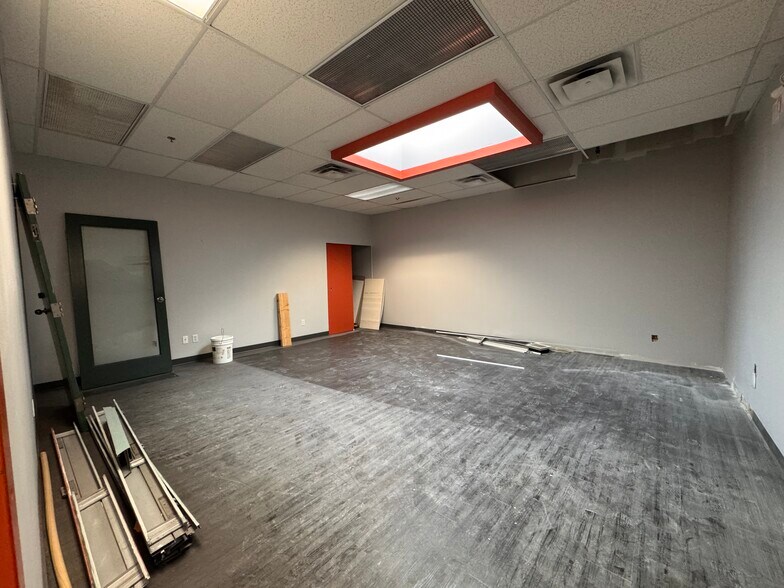 More Photos Of 2323 Boundary Rd, Vancouver Light Distribution For Sale