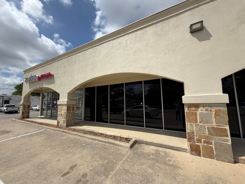 More Photos Of 901 N Sylvania Ave, Fort Worth Freestanding For Sale