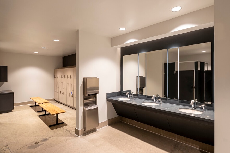 More Photos Of 2051 Palomar Airport Rd, Carlsbad Research And Development For Lease