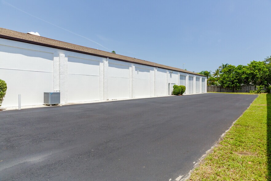 More Photos Of 128 Tomahawk Dr, Indian Harbour Beach Warehouse For Sale