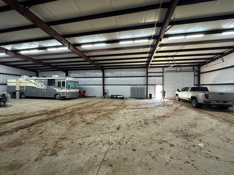 More Photos Of 18608 NE 23rd St, Harrah Light Distribution For Lease