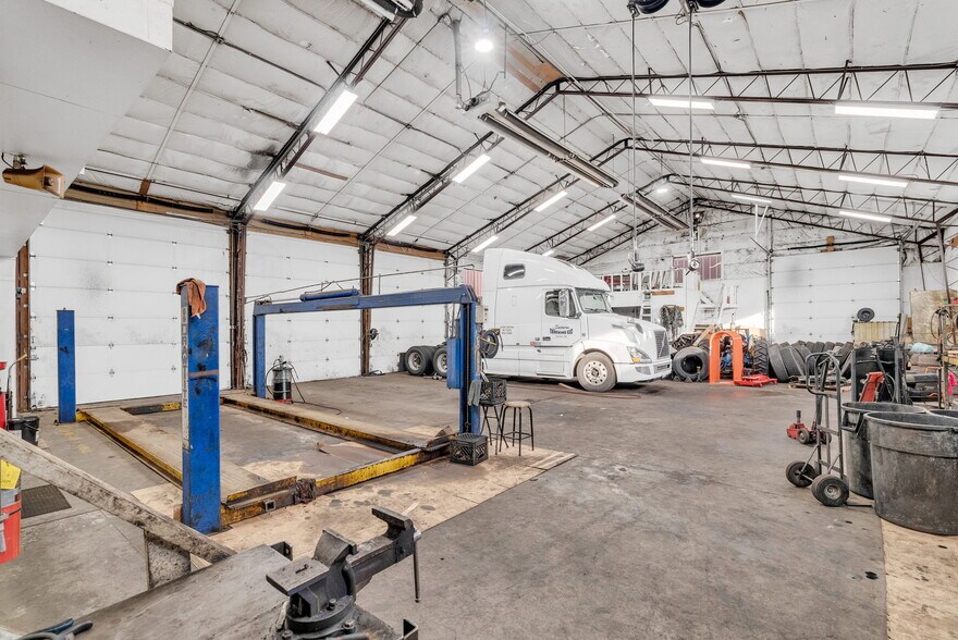 More Photos Of 1475 S Newburgh Rd, Westland Light Distribution For Sale