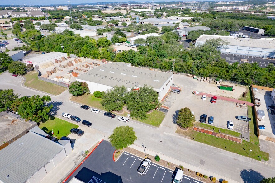 More Photos Of 16119 College Oak, San Antonio Showroom For Lease