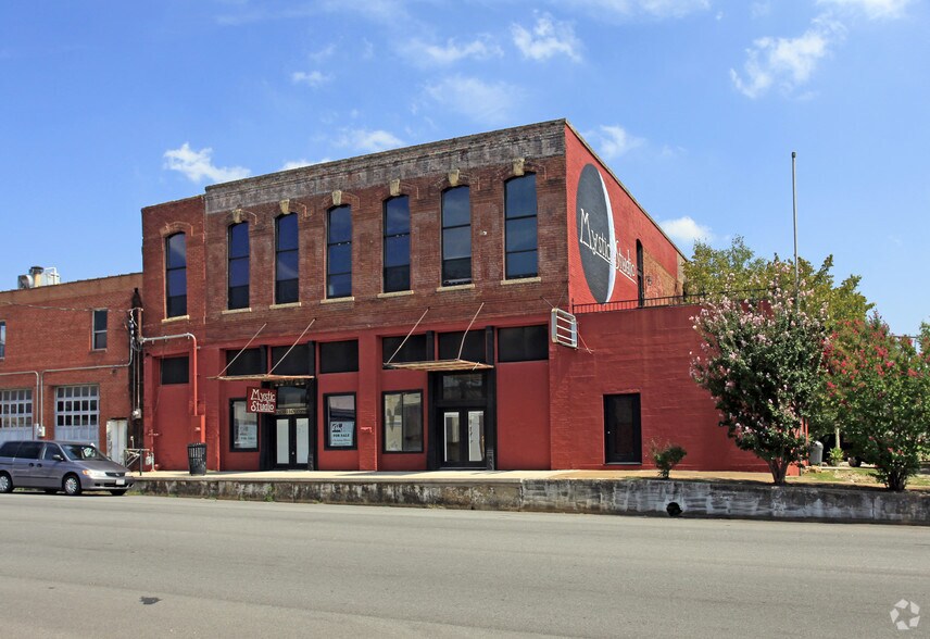 More Photos Of 110 S Houston Ave, Denison Showroom For Sale