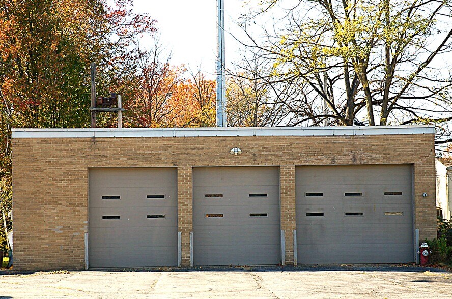 More Photos Of 9722 Columbia Rd, Olmsted Falls Flex For Sale