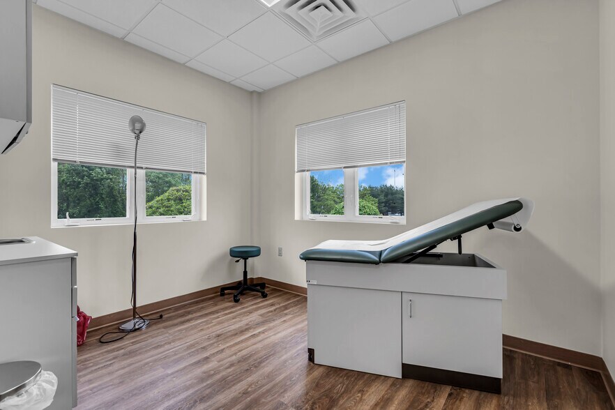 More Photos Of 500 Park Ave, Manalapan Township Medical For Lease