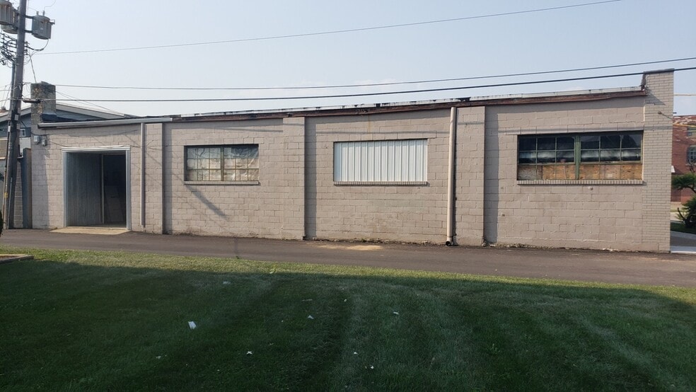 More Photos Of 2322 Charles St, Rockford General Retail For Sale