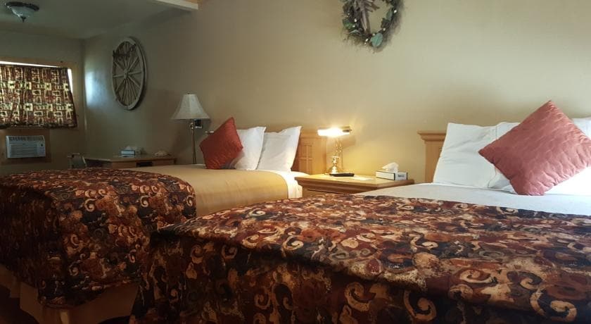 More Photos Of 216 NE Main St, Lewistown Hotel For Sale