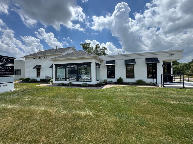More Photos Of 830 E State St, Geneva Freestanding For Lease