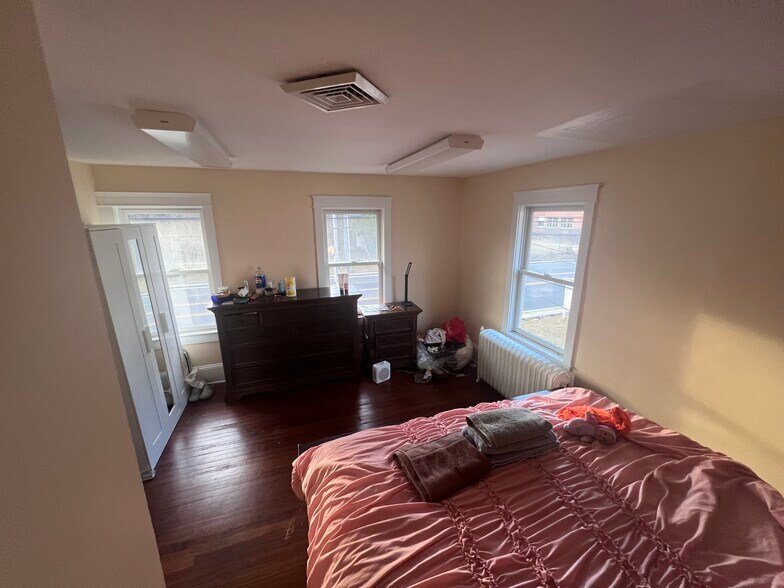 More Photos Of 735 Broad St, Shrewsbury Office Residential For Sale