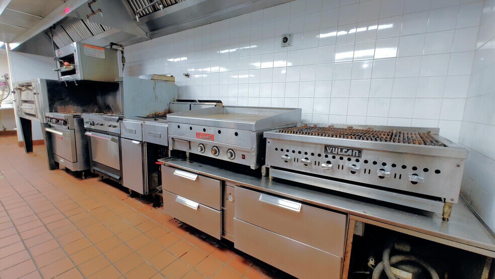 More Photos Of 5309 29th St E, Ellenton Skating Rink For Lease