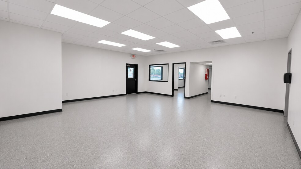 More Photos Of 9801 Palm River Rd, Tampa Truck Terminal For Lease