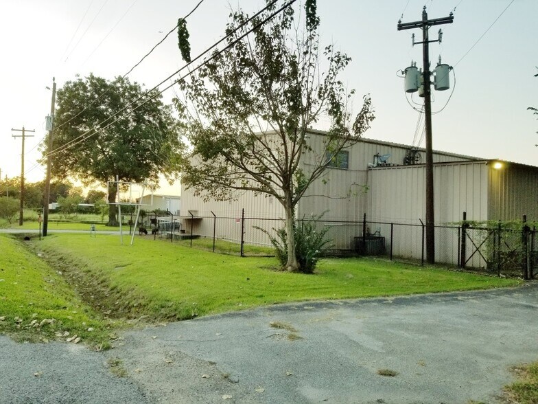 More Photos Of 410 W Canino Rd, Houston Manufacturing For Sale