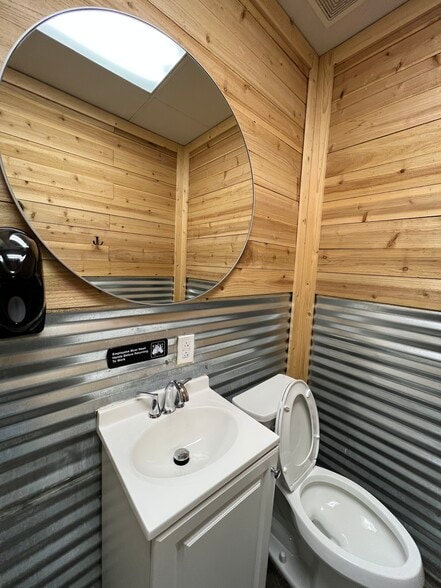 More Photos Of 2007 N Main St, Baytown General Retail For Sale