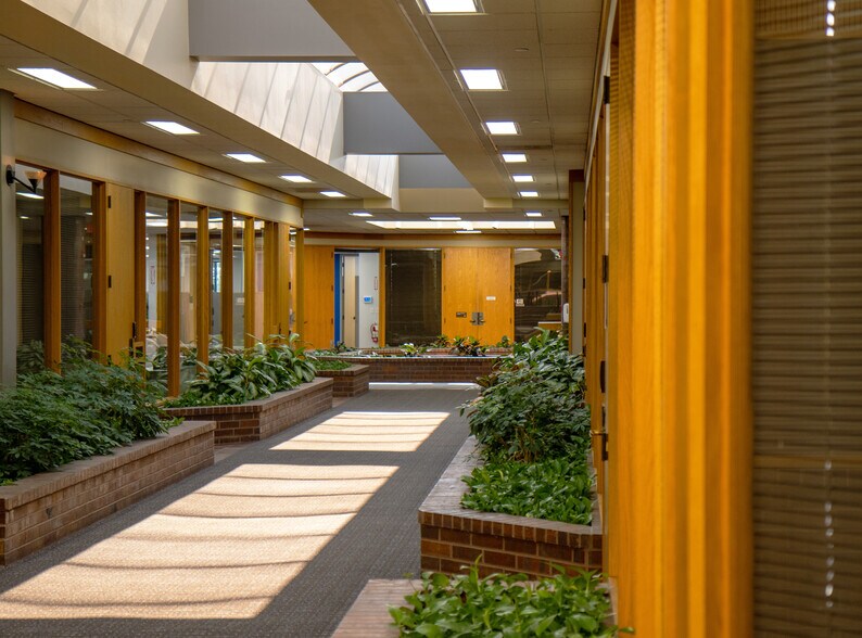 More Photos Of 200 W 22nd St, Lombard Unknown For Lease