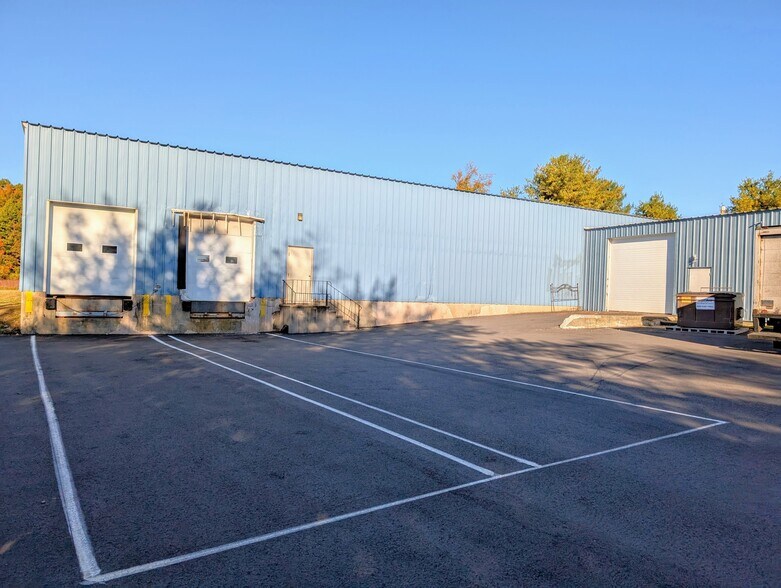 More Photos Of 695 Amity Rd, Bethany Warehouse For Lease