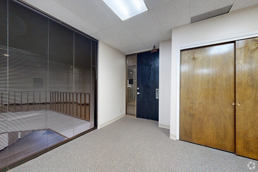 More Photos Of 2655 Villa Creek Dr, Dallas Office For Lease
