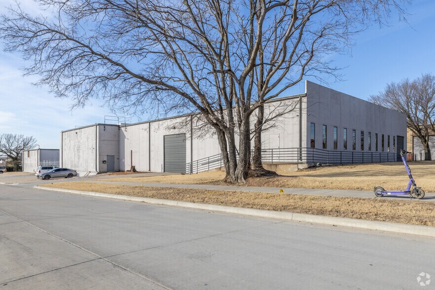 Primary Photo Of 1625 E Easton St, Tulsa Manufacturing For Sale