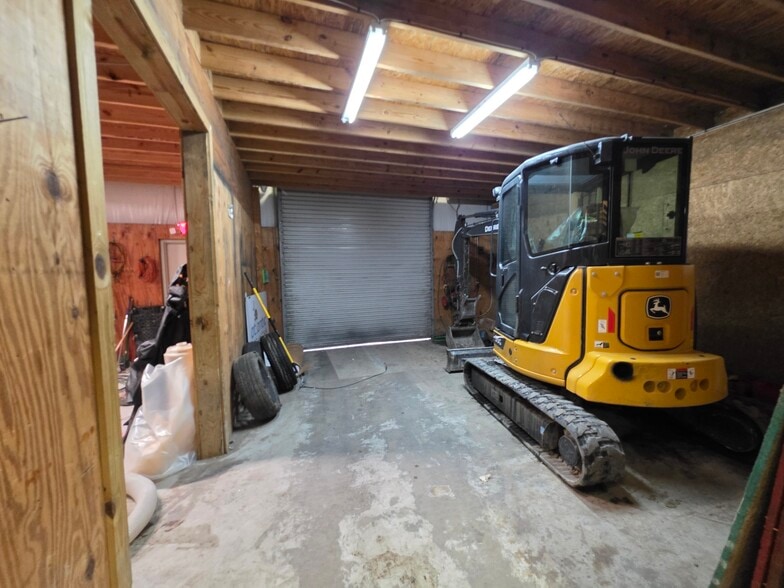 More Photos Of 2050 Old Bailey Rd, Ridgeland Showroom For Lease