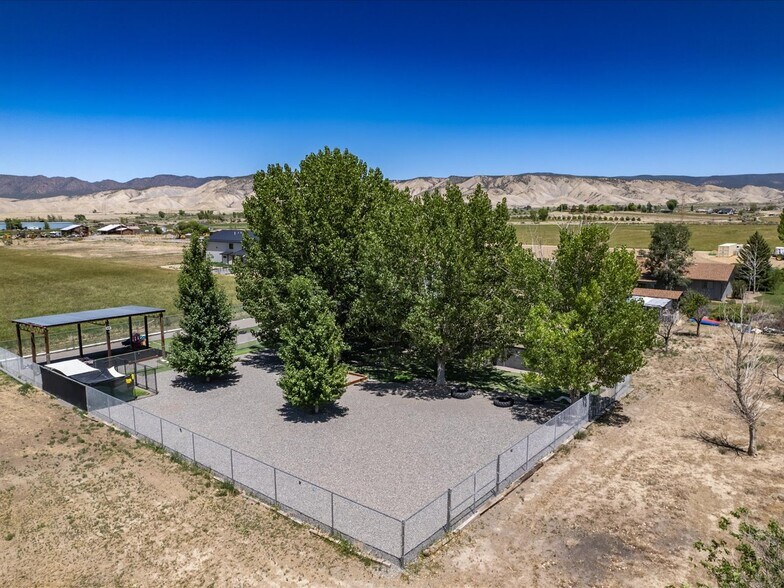 More Photos Of 13989 6900 Rd, Montrose Veterinarian Kennel For Sale