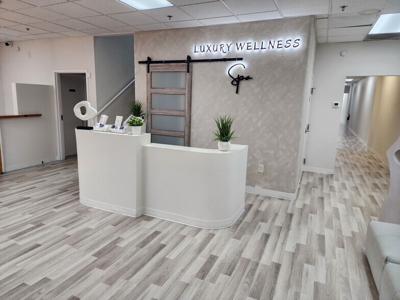 More Photos Of 6881 Kingspointe Pky, Orlando Business Park For Lease