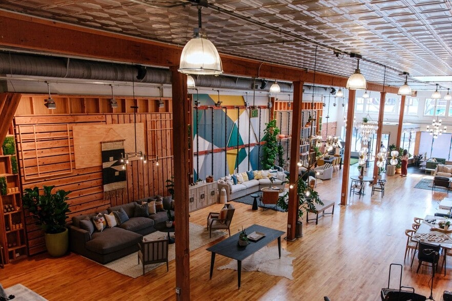 More Photos Of 327 E Main St, Ventura Storefront For Lease