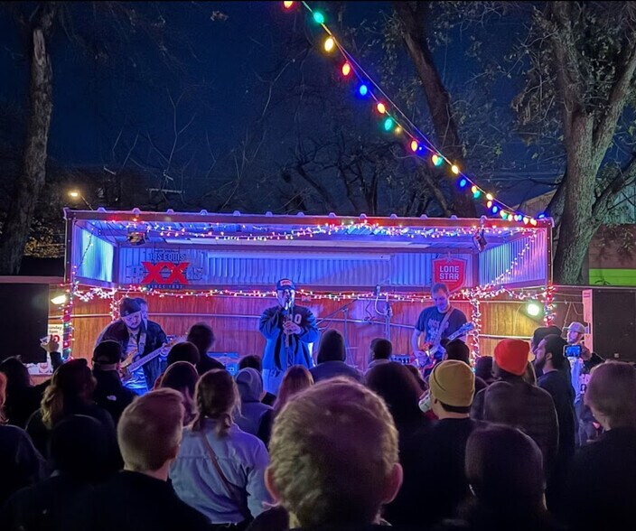 More Photos Of 3526 E 7th St, Austin Bar For Lease