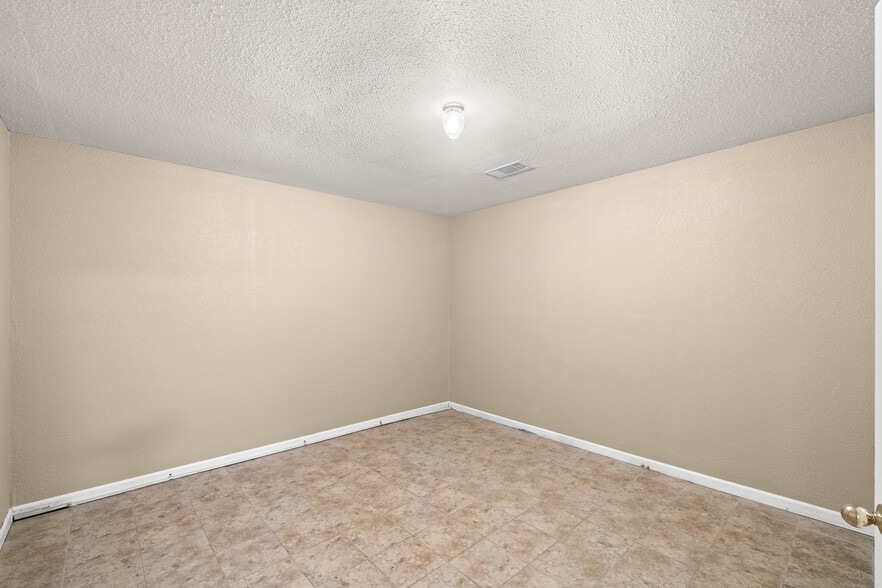More Photos Of 1306 W Cameron Ave, Rockdale Religious Facility For Sale