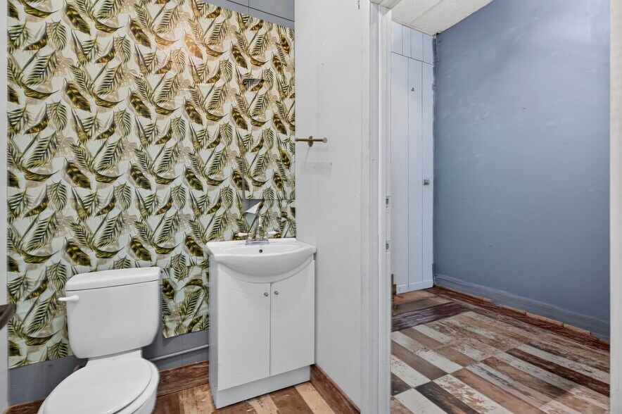 More Photos Of 1950 S Glenstone Ave, Springfield Storefront For Sale