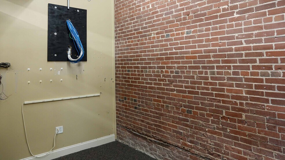 More Photos Of 1021 S Main St, Greenville Freestanding For Lease