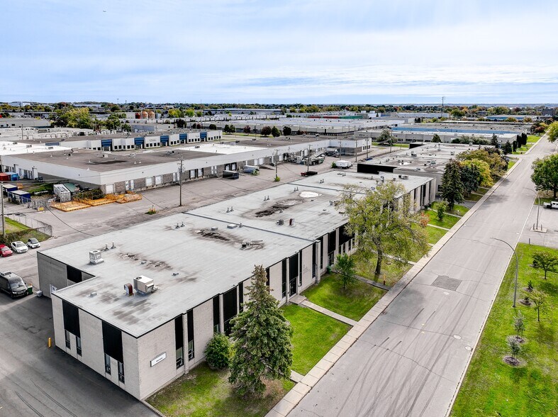 More Photos Of 703-729 Av Meloche, Dorval Warehouse For Lease