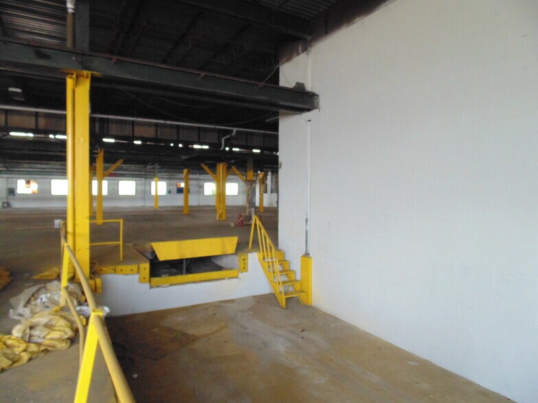 More Photos Of 200 Main St, Coraopolis Manufacturing For Lease