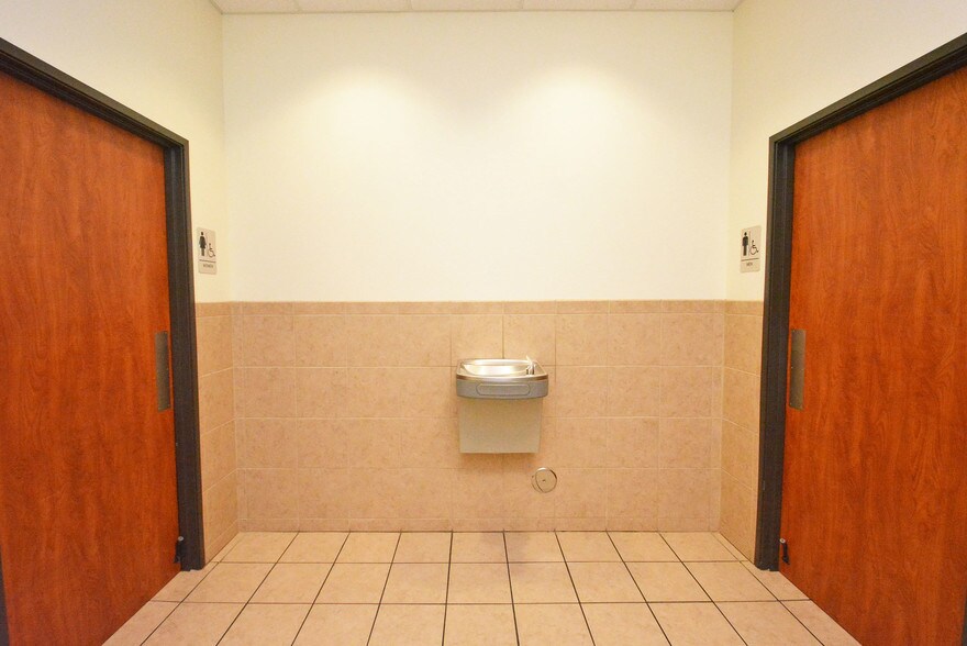 More Photos Of 8955 South Fwy, Houston Schools For Lease