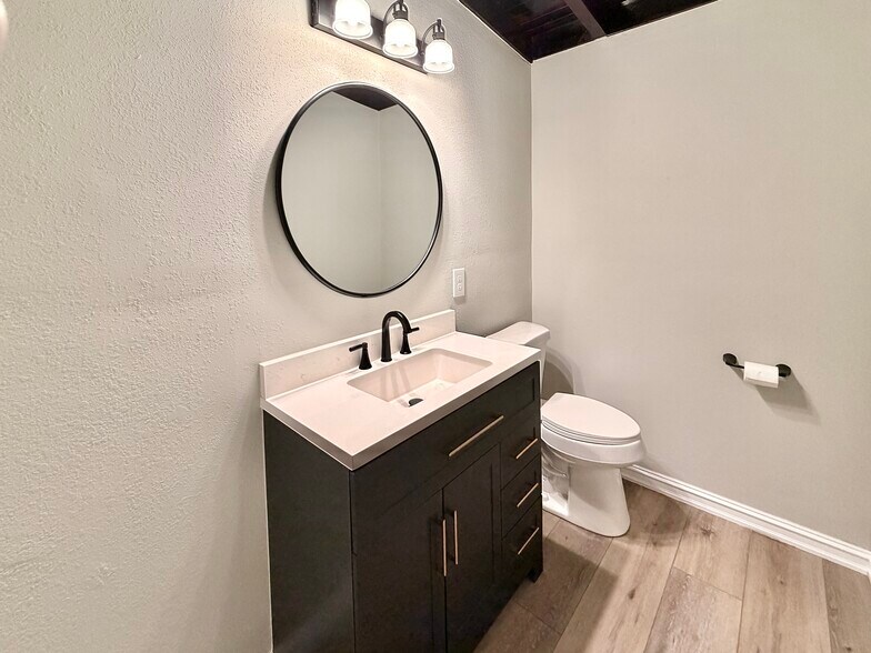 More Photos Of 1030 W Main St, Jenks Office For Sale