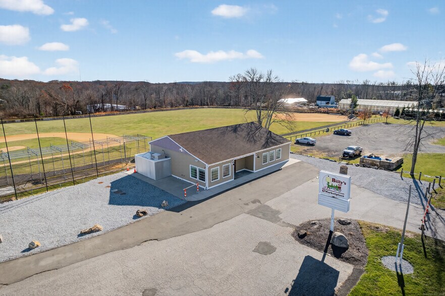 More Photos Of 742 Amity Rd, Bethany Freestanding For Sale