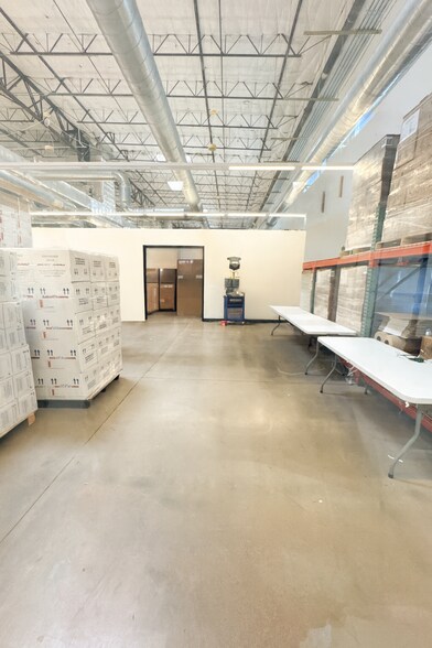 More Photos Of 600 S 1st St, Rogers Warehouse For Lease