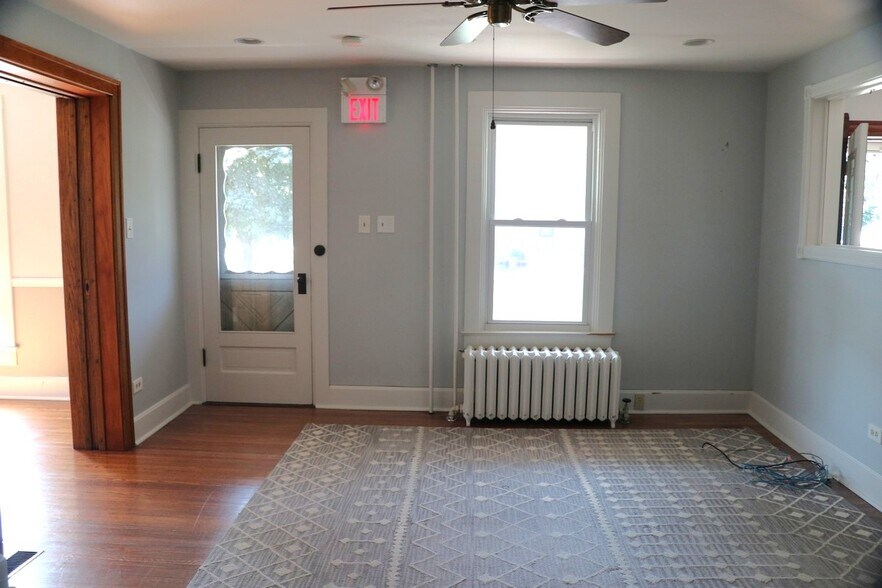 More Photos Of 108 N Walkup Ave, Crystal Lake Office For Sale