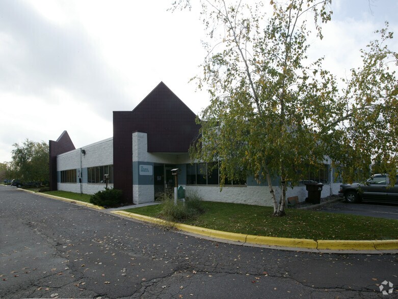 More Photos Of 2357 Ventura Dr, Woodbury Research And Development For Lease