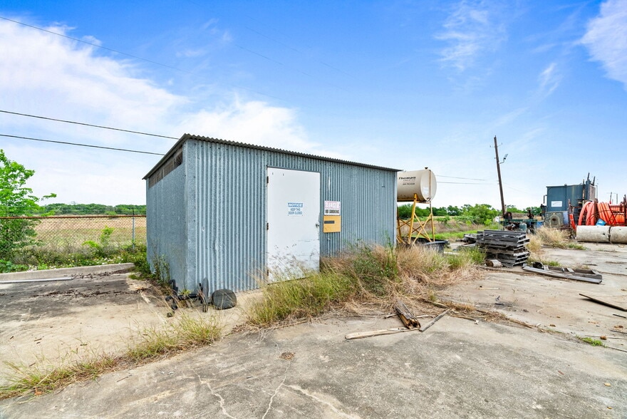 More Photos Of 3806 E Rio Grande St, Victoria Warehouse For Sale