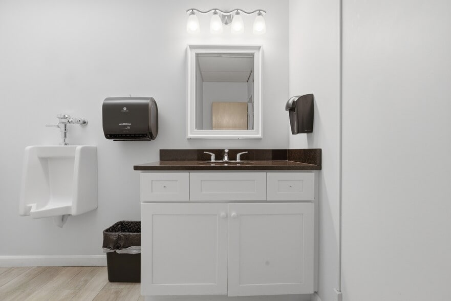 More Photos Of 174 Green St, Melrose Office For Sale