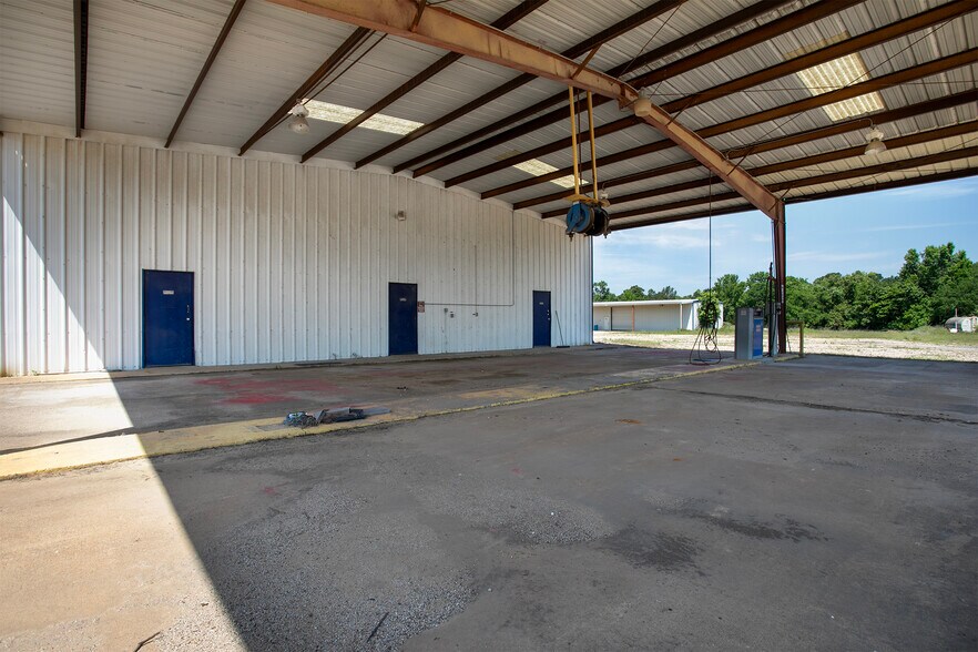 More Photos Of 5425 W Oak St, Palestine Flex For Lease