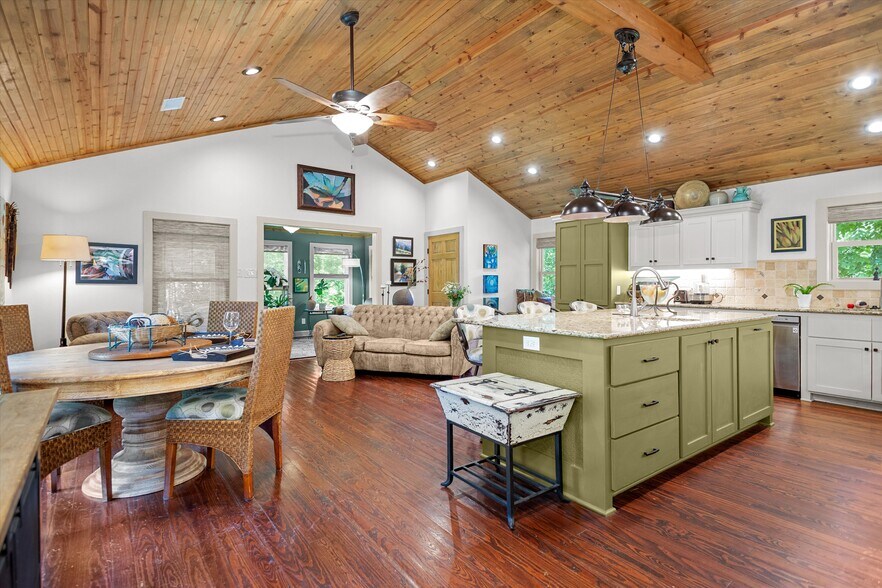 More Photos Of 310 N Mound St, Nacogdoches Flex For Sale