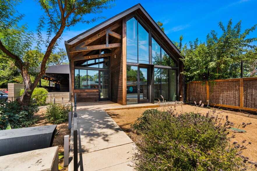 Primary Photo Of 2708 E Cesar Chavez St, Austin Restaurant For Sale