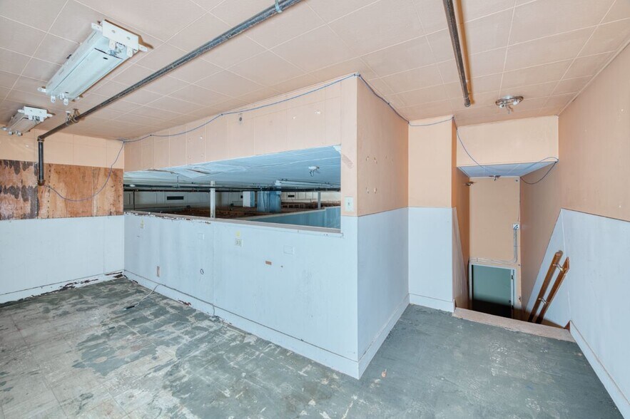 More Photos Of 326 Chestnut St, Virginia Storefront Retail Office For Sale