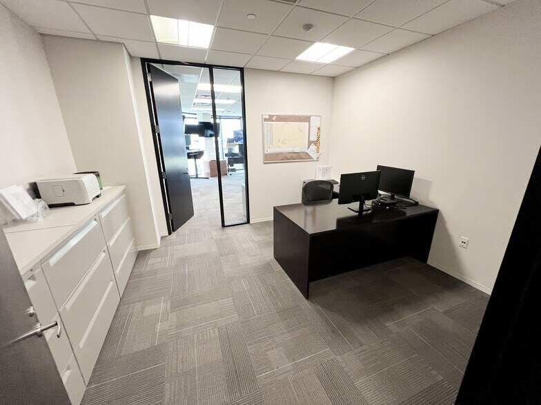 More Photos Of 303 Veterans Airpark Ln, Midland Office For Lease